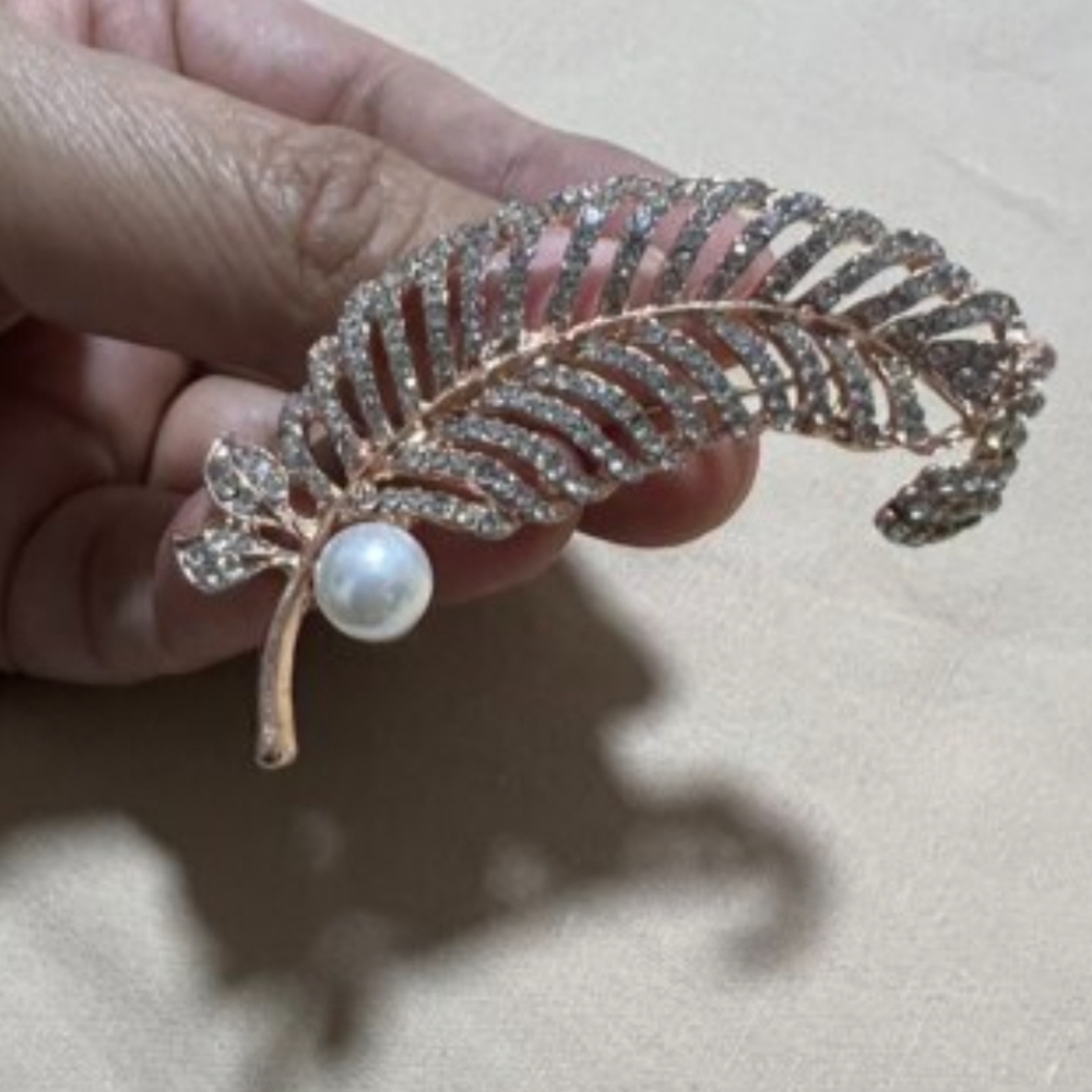 NWOT: Faux Pearl Decor Leaf Shaped Brooch - Picture 3 of 5